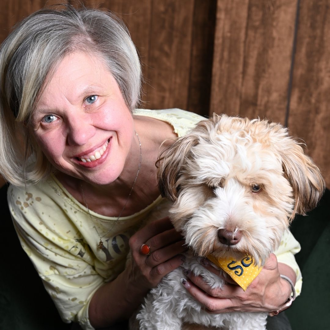 silke-schwerdtfeger_1080 Silke Schwerdtfeger mit ihrem Hund, der ein weißes Fell hat