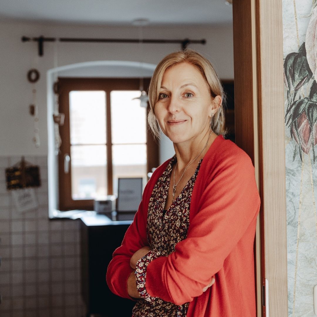 Silke Schwerdtfeger mit ihrem Hund, der ein weißes Fell hat